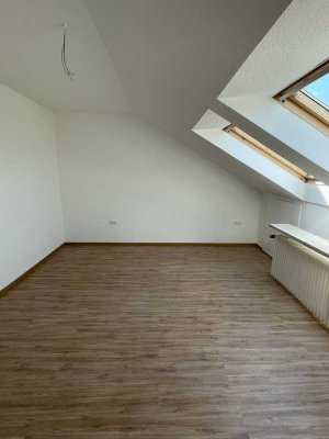 Großzügige 2-Zi.-DG Wohnung an Singles oder Paar in ruhiger Lage zu vermieten!