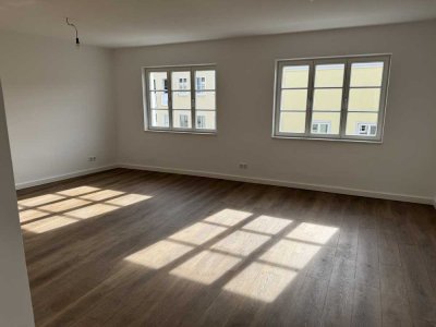 Mühldorf / Altstadt: Neu renovierte 3-Zi.- Whg. mit grossem Balkon