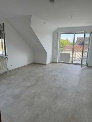 Vollständig renovierte 2-Zimmer-Wohnung mit Balkon und Einbauküche in Renningen
