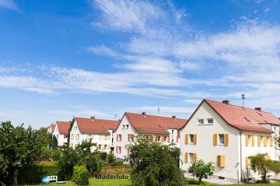 Mehrfamilienhaus mit Carports