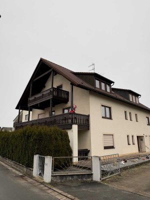 modern geschnittene 2,5-Zimmer-Dachgeschosswohnung mit Balkon in Röttenbach