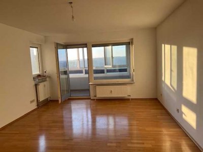 Schöne 2-Zimmer-Wohnung mit Balkon, EBK und Einzelgarage in Heidenheim an der Brenz