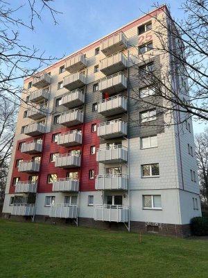 **renovierte zwei Zimmer Wohnung mit Blick über Oberhausen**