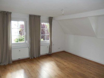 Helle 3 Zimmer DG-Maisonette Wohnung mit Balkon in 3-Familienhaus