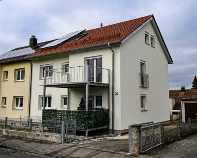 Wunderschöne 3 Zimmerwohnung mit separater Küche und Balkon als Erstbezug nach Kernsanierung.