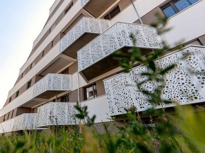 NEUBAU nahe Weinberg Campus! 3 ZKB mit off. Küche und EBK,  Balkon, ebenerdige Dusche, HWR, LIFT, TG