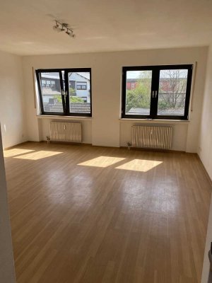 1 Zimmer - Appartment, sehr hell, mit Flur/ Duschbad und Keller