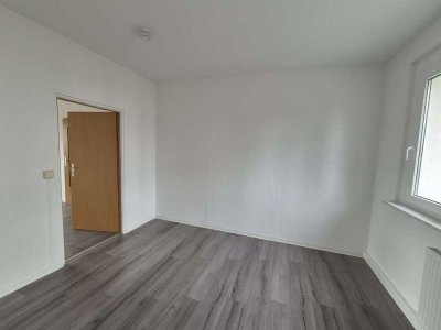 IHRE NEUE 4 ZIMMER-WOHNUNG MIT BALKON IM OBERGESCHOSS -FRISCH RENOVIERT-