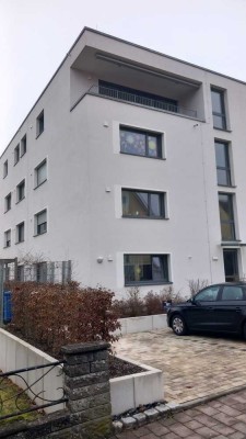 Helle 2-Zimmer-Penthouse-Wohnung mit geh. Innenausstattung mit Balkon und EBK