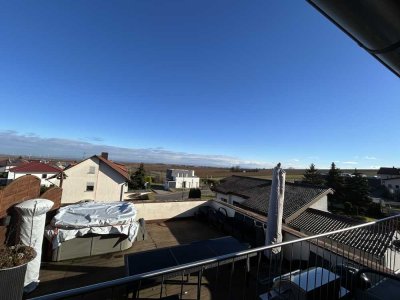 Einzigartige Maisonette-Wohnung mit EBK, Klimatisierung, Dachterrasse und Weitblick