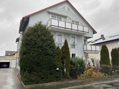 Sehr schöne 2-Zimmer-Dachgeschosswohnung mit Balkon und Garage in Weiden am Hammerweg zu vermieten!