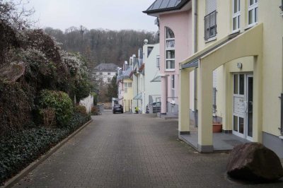 Charmante 2-Zimmer-Eigentumswohnung mit Terrasse, kleinem Garten und Tiefgaragenstellplatz in KH