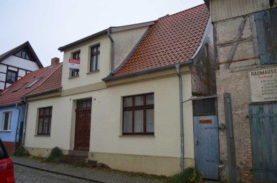 Sonniges Stadtreihenhaus im Zentrum Neubukow mit Werkstatt, großer Garage und lieblichen Innenhof