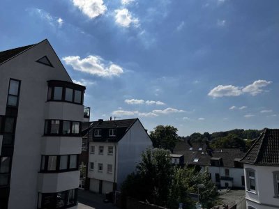 Kernsanierte, helle Wohnung mit Süd-Balkon und weitreichendem Ausblick in ruhiger, zentraler Lage