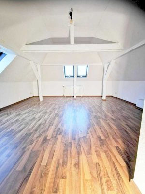 3-Raumdachgeschosswohnung  mit 20 m² Wohnzimmer + Laminat + EBK-Option