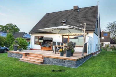 Freistehendes Einfamilienhaus, Garten, Garage, Carport