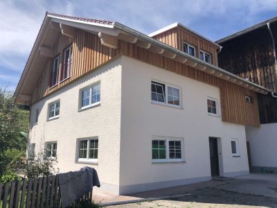 Wohnung (EG + 1.OG) in einem Bauernhaus in einem kleinen Dorf östl. von Marktoberdorf ab Oktober2024