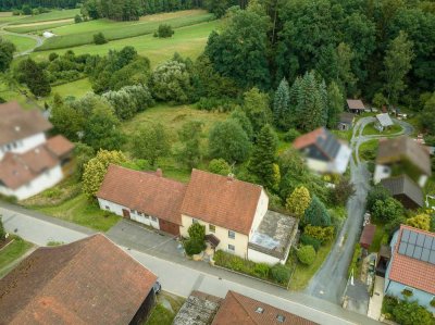 Haus m. Nebengebäude (sanierungsbedürftig), ehemalige Hofstelle, Grundstück ca. 11.000 m² inkl. Wald