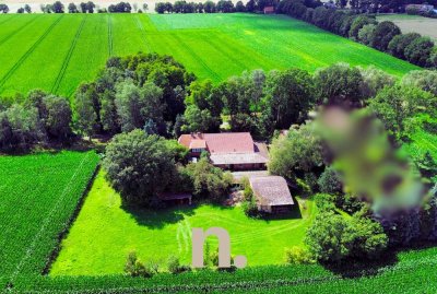 // Ländlich leben - Wohnhaus mit Scheune, Stall, Remise, Wiese, Ackerfläche und kleinem Waldstück