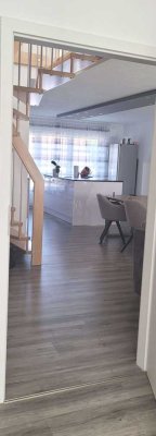 Wunderschöne 3 Zimmer-Maisonette mit hochwertiger Einbauküche und TG Stellplatz- neuwertig