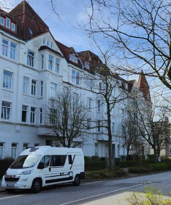 große 1 Zimmer-Wohnung mit Einbauküche.