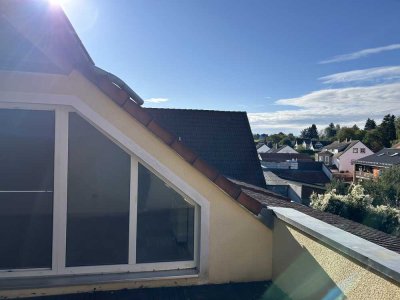 Helle Maisonette-Wohnung mit Dachterrasse und Balkon