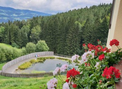 NATUR PUR-traumhaft schöne Aussichtslage, barrierefreie Hausetage, Naturschwimmteich/Wellnessoase 3 Zimmer mit 2 Balkone, Garten und Parkplatz-Pöllauertal