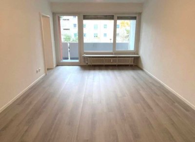 2-Zimmerwohnung shops im Erdgeschoss mit Balkon komplett renoviert