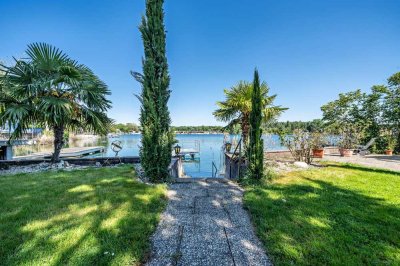 Traumhaftes Anwesen mit mediterranem Garten direkt am Wasser des paradiesischen Hohwiesen-Badesees