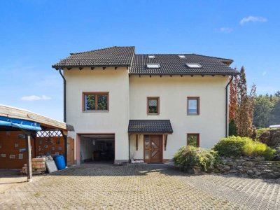 Schönes Zweifamilienhaus mit Pool, Garage, Carport und großem Grundstück in Lengenfeld