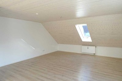 Helle 3-Zimmer-DG-Wohnung mit Balkon