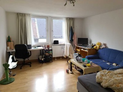 Hell und gemütlich! Schöne 2,5 Raum DG-Wohnung in super Lage! Fernwärme!