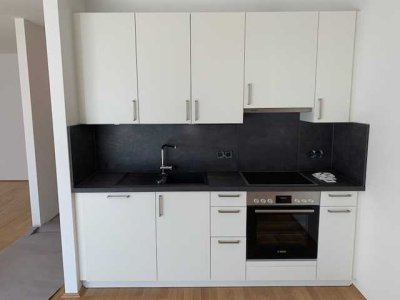 Neuwertig, hochwertige 1,5 Zi.-Whg. , sonniger Balkon, EBK, Lift, TG-Platz+Stellplatz, Keller