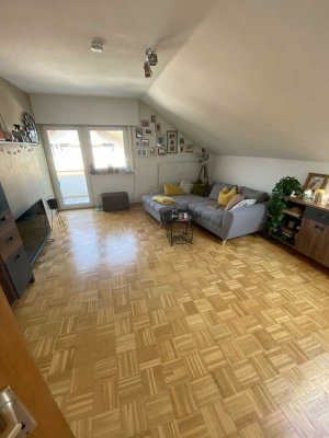 Renovierte 2,5-Zimmer-Wohnung mit EBK, sep. WC