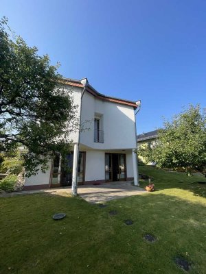 Großzügiges Haus mit mediterraner Terrasse und weitläufigem Garten - Ihr Traumdomizil wartet!