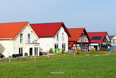 Einfamilienhaus, Garten, Garage und Stellplatz