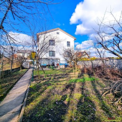 Großes Zwei-Familienhaus nahe Wiener Neustadt. - Naturnahe wohnen. - Große Keller und Rohdachboden.