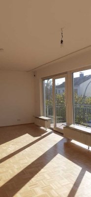 Helle 4 Zimmer Wohnung mit Blick auf Taunus und Frankfurt