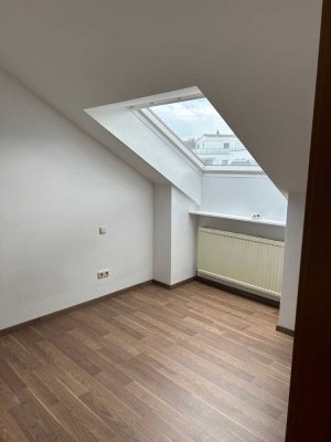 Exklusive, modernisierte 2,5-Raum-DG-Wohnung mit Balkon und Einbauküche in Schrobenhausen