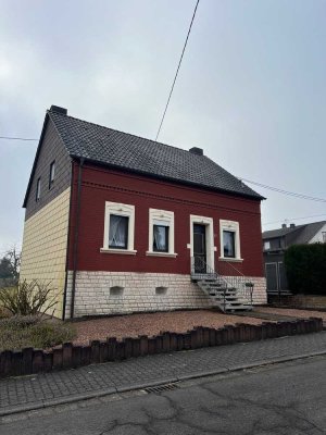 Freistehendes, renovierungsbedürftiges 1-Familienhaus in Schwalbach-Elm zu verkaufen