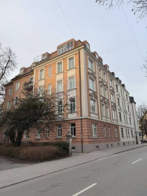 einzigartige 5-Zimmer Altbauwohnung am englischen Garten