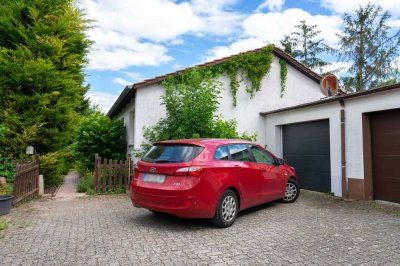 Eine Grünoase zum Verlieben: Renovierungsbedürftiger Bungalow in Friedelsheim