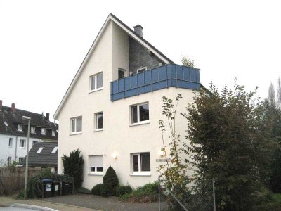 Schöne Wohnung im Dachgeschoss mit EBK, großer Balkon, Bad mit Fenster Ab 01.02.2025