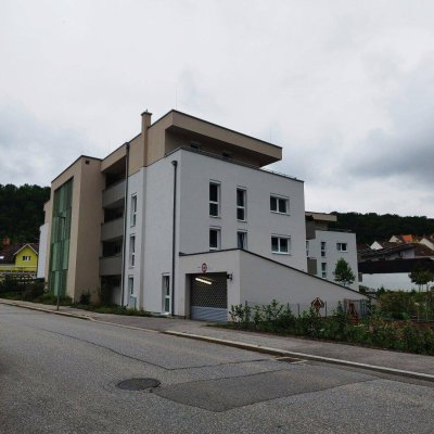 Neuwertige Eigentumswohnung mit Balkon, Lift und Parkgaragenplatz