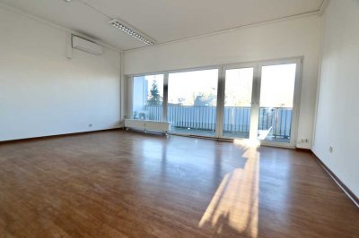 Helle 6-Zimmer-Wohnung mit Balkon in Bad Homburg vor der Höhe mit eigenem Eingang