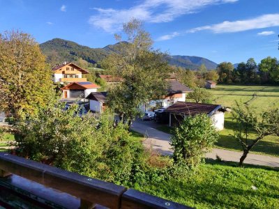 Vollständig renovierte 3,5-Zimmer-Wohnung mit Balkon und Bergblick in Gaißach