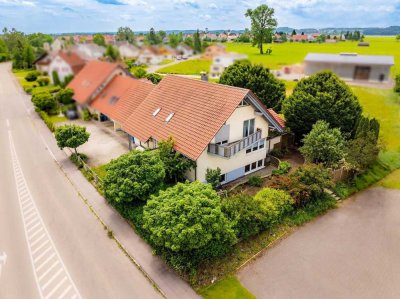 Mit großem Raumangebot - Einfamilienhaus mit Einliegerwohnung, Doppelgarage und PV-Anlage!