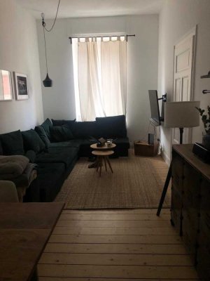 Sehr schön sanierte Wohnung mit Balkon, Dielenböden und Wohnküche in stilvollem Altbau!