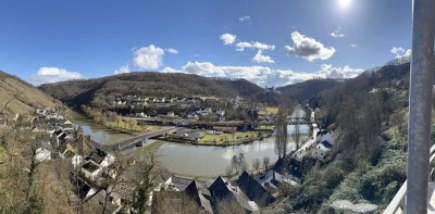 Moderne Doppelhaushälfte in Obernhof – Traumhaftes Wohnen mit Kamin, Terrasse & Panoramablick!