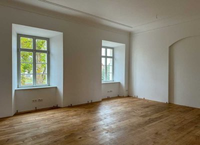 / Herrenhaus Hohnstädt / Großzügige Altbauzimmer / Parkett / EBK / Balkon / SP /